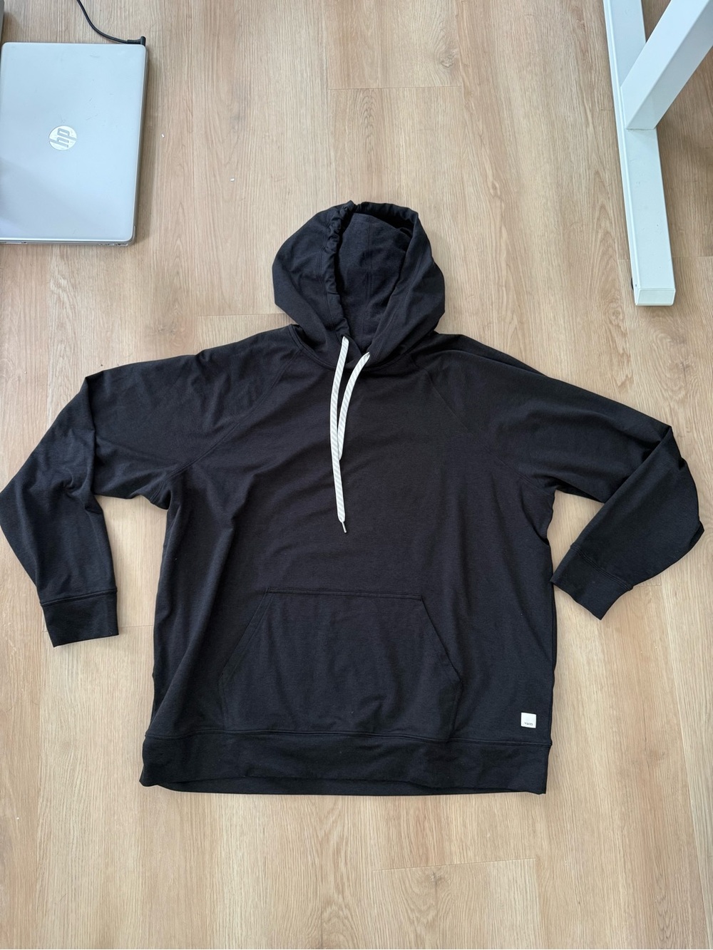 Vuori Women’s Black Halo Essential Hoodie size Large